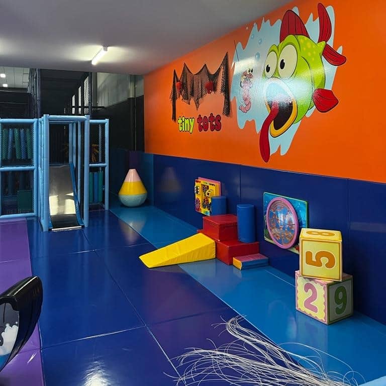 The Slimes Boardstore, Erina